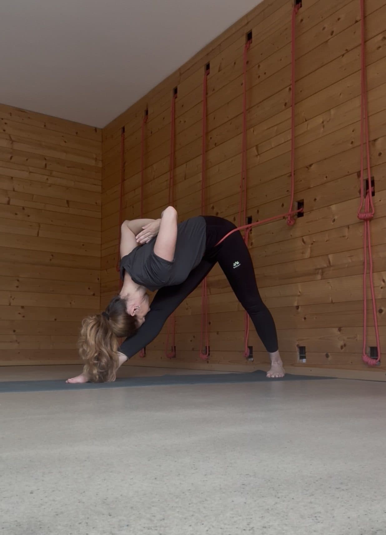 Савелия изпълнява Парчелатанасана в студио Намасте