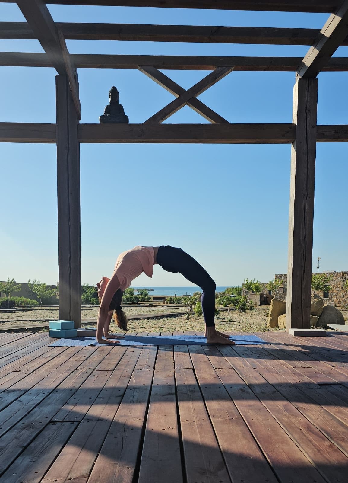 Йога ретрийт — платформа на открито до морето